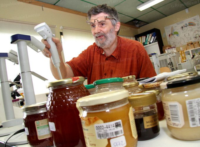 Paul Schweitzer dans son labo à traquer le faux miel.
